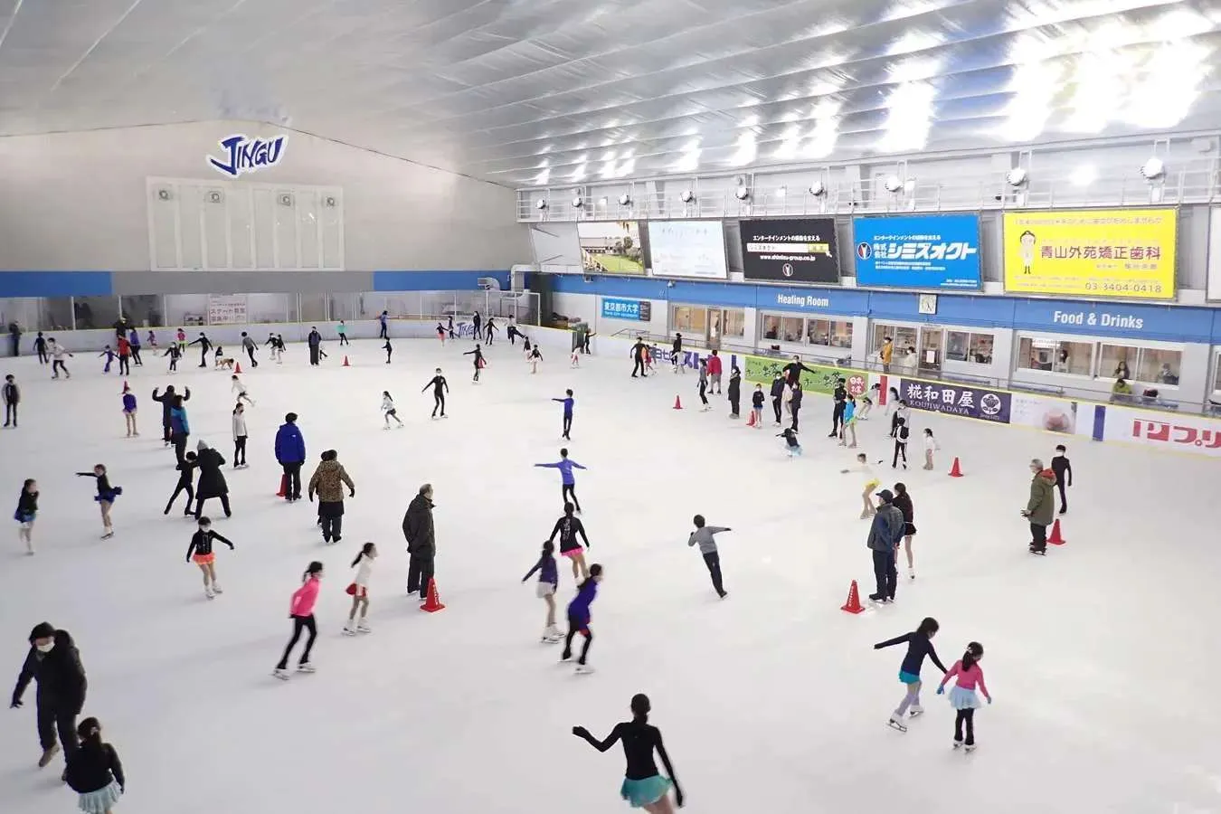 ▲都心にあるスケート場。多くの人でにぎわう