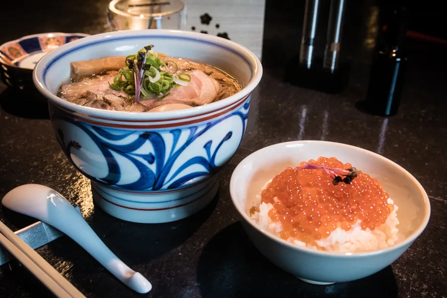 いくらご飯も絶品のラーメン店「駄目な隣人」が新宿に誕生
