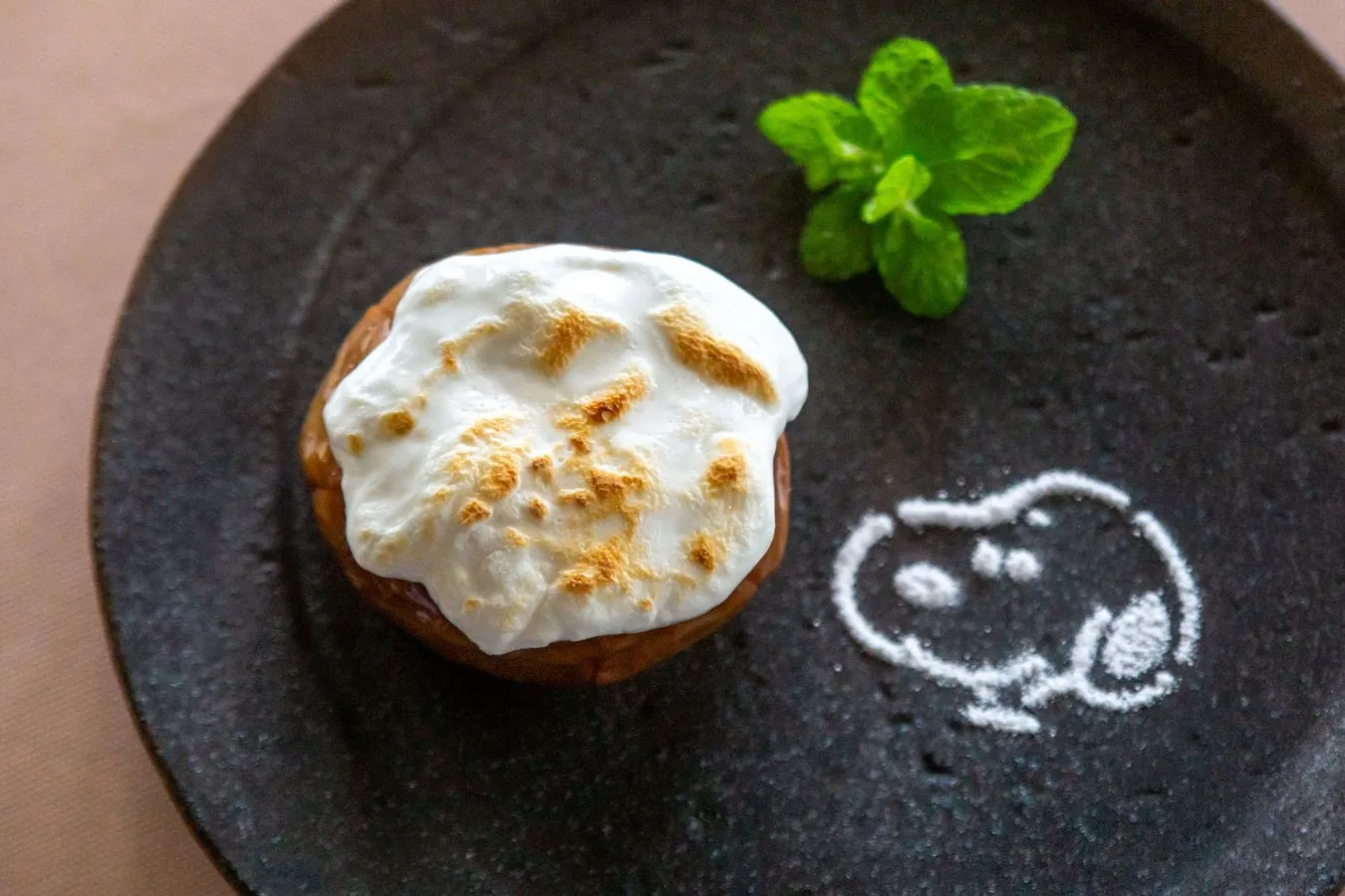 ▲「丸ごと焼きりんごwithスモア」(c)2025 Peanuts Worldwide LLC.