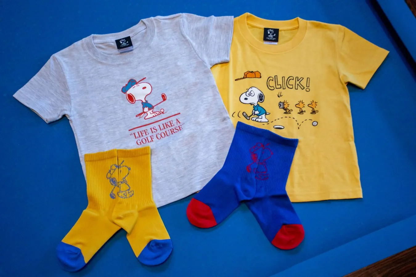 ▲「キッズ用Tシャツ」(各2,800円)、「キッズ用靴下」(各1,600円)(c)2025 Peanuts Worldwide LLC.