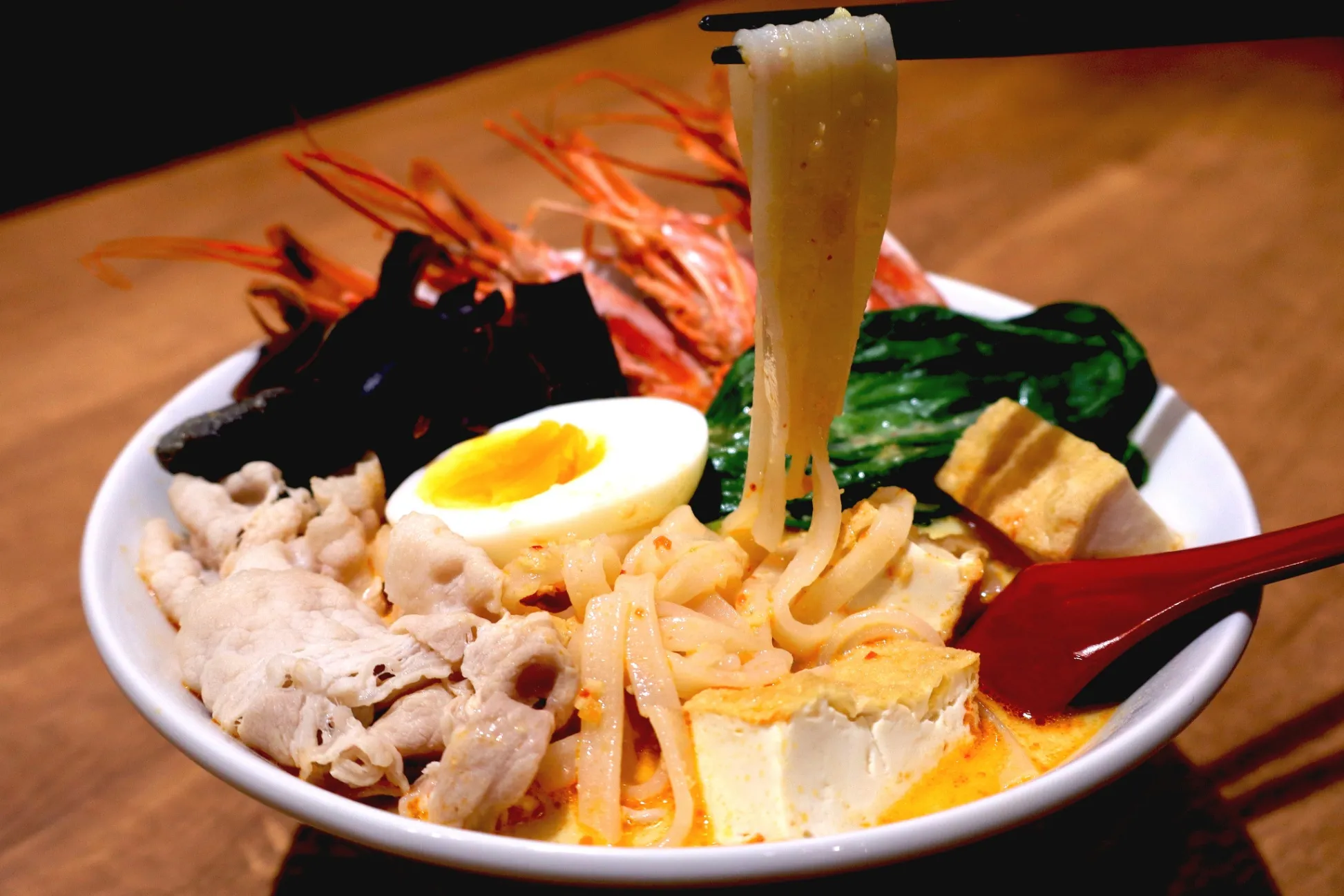 セルフトッピング式”のシンガポールラクサ専門店「ピーシーズラクサ