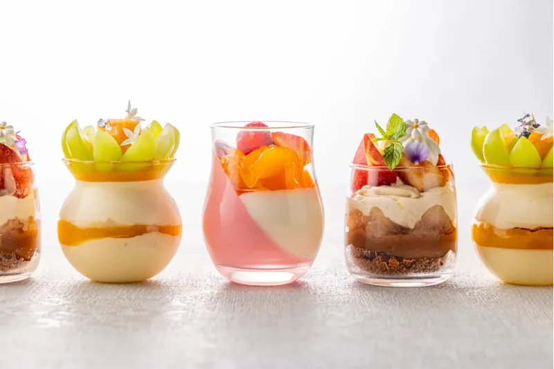 【ヒルトン東京】シャインマスカットや桃を堪能！ホテルメイドの贅沢パフェ登場