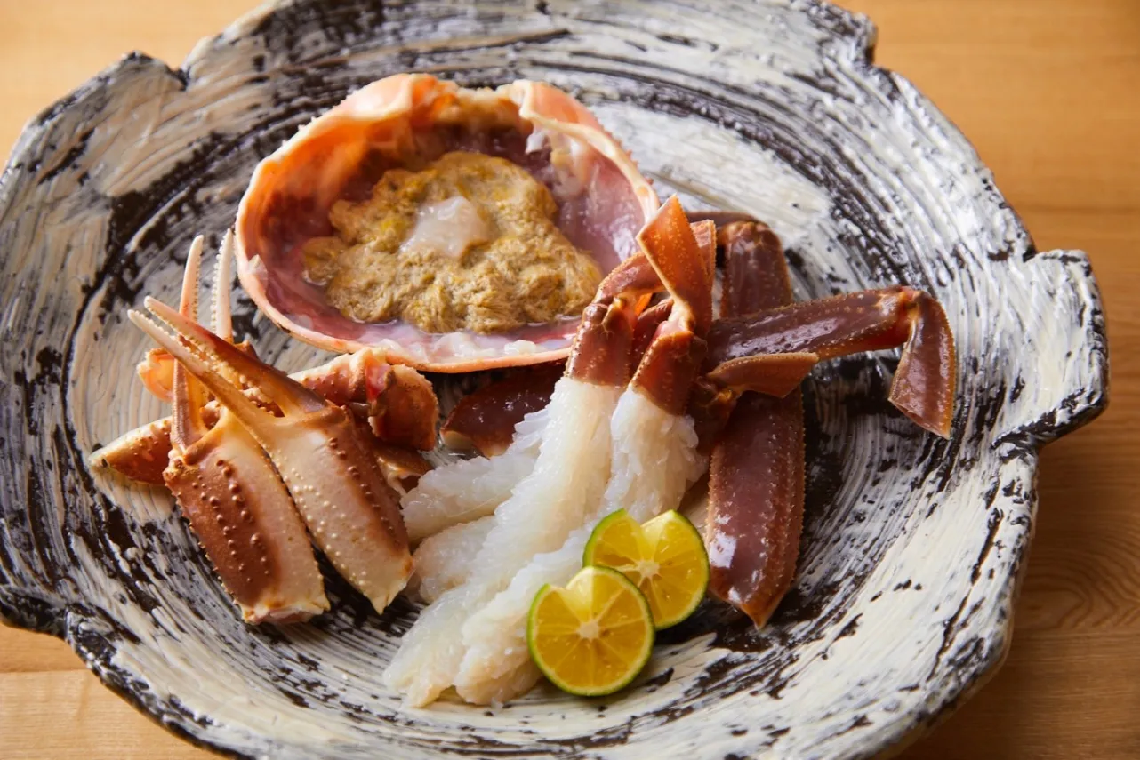 蟹を捌く様子を目の前で楽しめる！生け蟹専門店「かにじぇんぬ 麻布」オープン_2920974