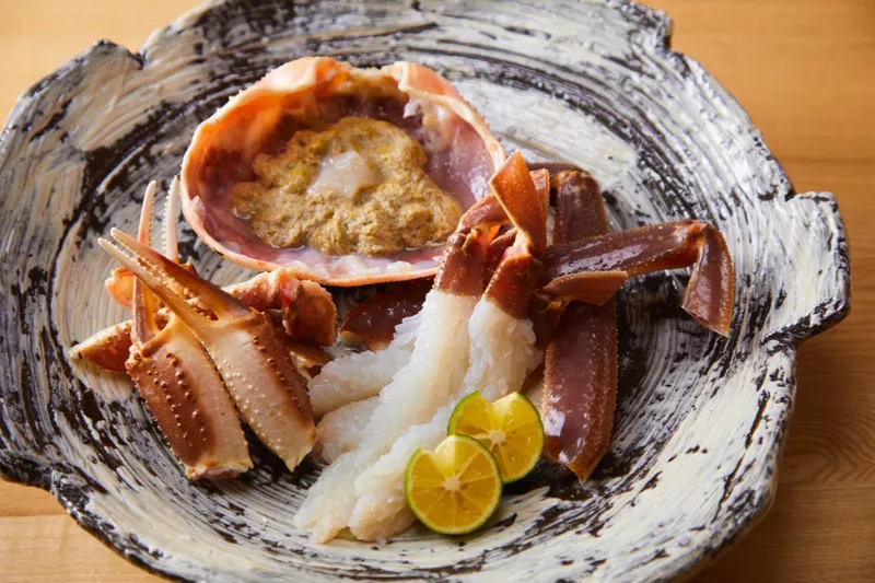 蟹を捌く様子を目の前で楽しめる！生け蟹専門店「かにじぇんぬ 麻布」オープン