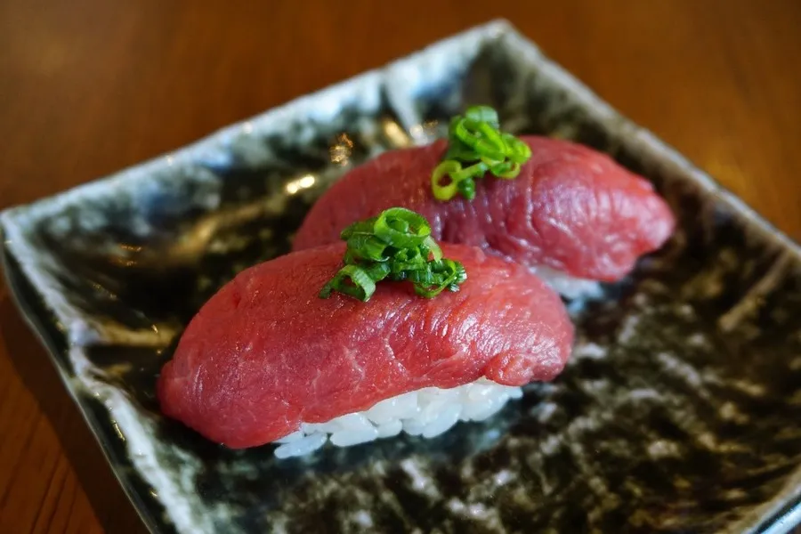【渋谷】馬肉に和牛、ホルモンまで…お肉の寿司を食べてきた