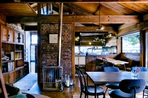 喧噪から遠く離れた築50年の古民家ティールーム。平塚「茶室 雨ト音」