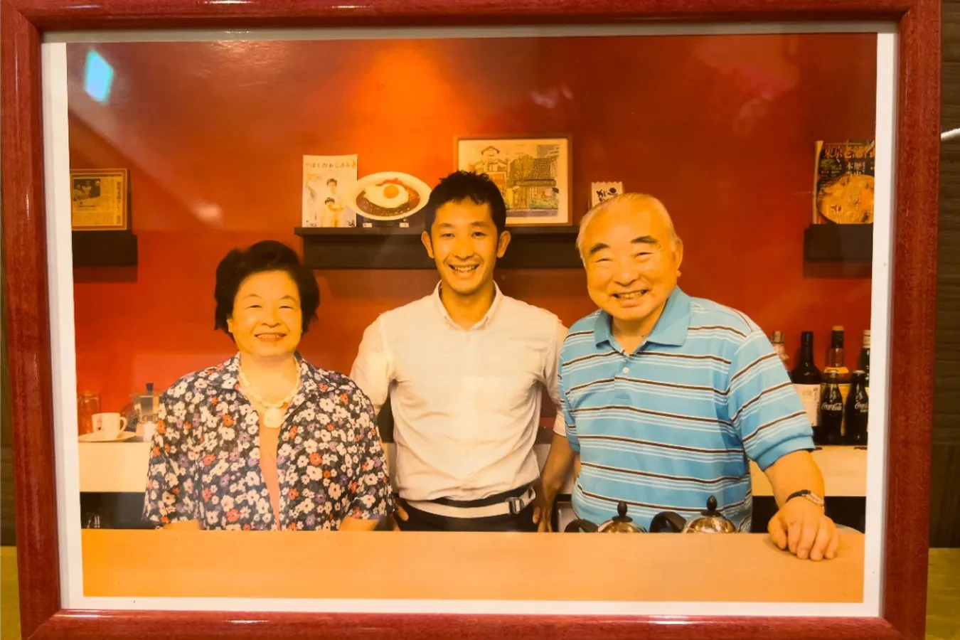 ▲三代目飯塚さん（中央）と二代目ご夫妻（両脇）