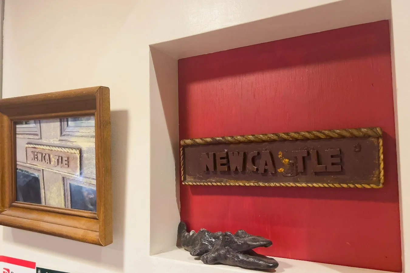 ▲旧店舗の入り口扉にあった木製サイン