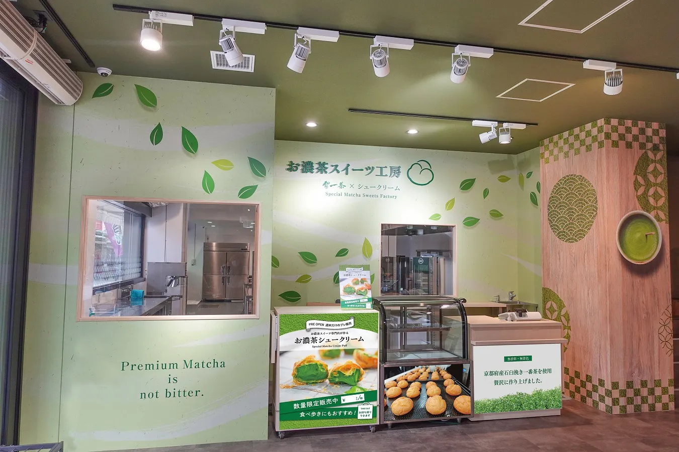 ▲店頭の工房はガラス張りになっていて作っている様子が見られる