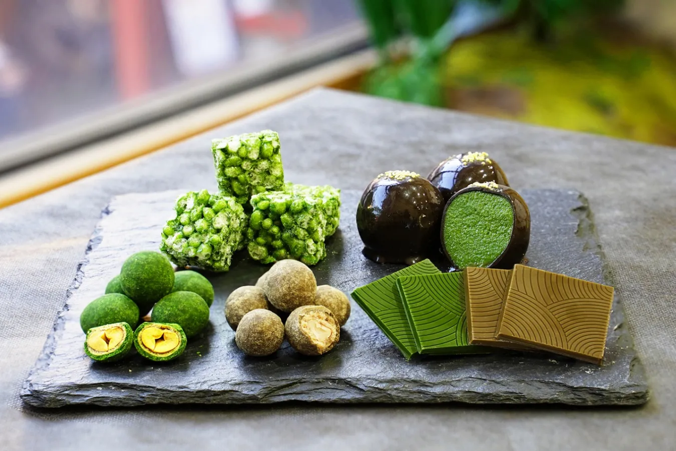 ▲店頭に並ぶ抹茶スイーツには、お茶席でお濃茶としてもいただけるような一番茶のみを使用