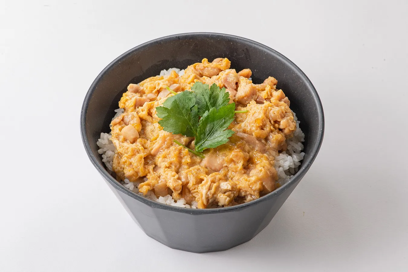 ▲「大山どり親子丼」（880円）。150円オフでドリンクが付いてくる「ドリンクセット」で注文するとおトク