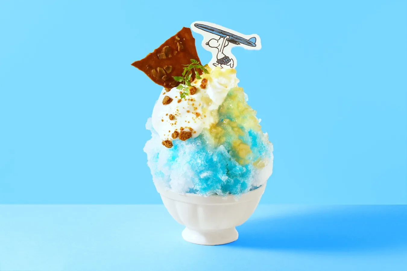▲「サーフィン スヌーピーのブルーハワイかき氷」© 2025 Peanuts Worldwide LLC