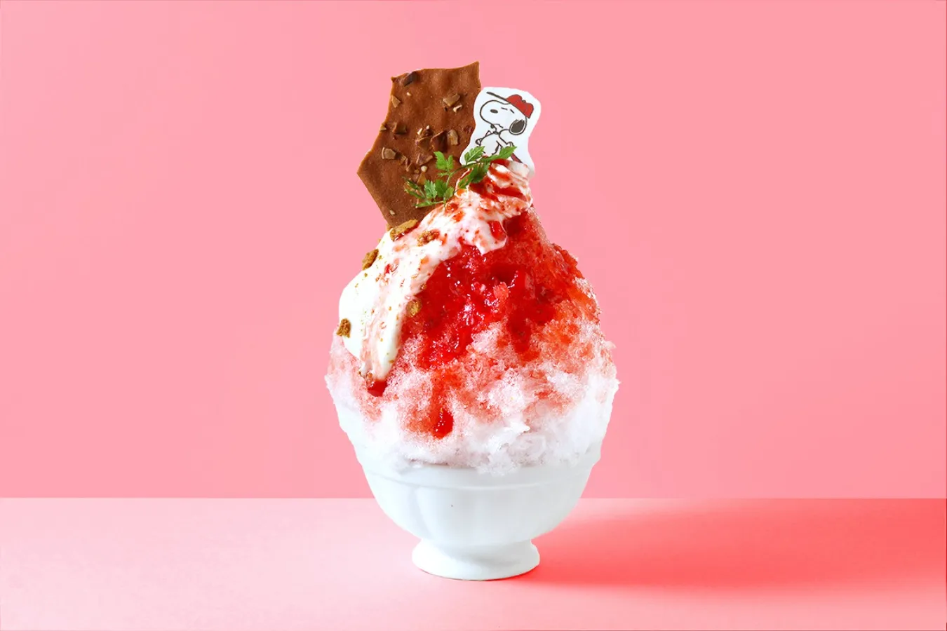 ▲「ベースボール スヌーピーのストロベリーかき氷」© 2025 Peanuts Worldwide LLC