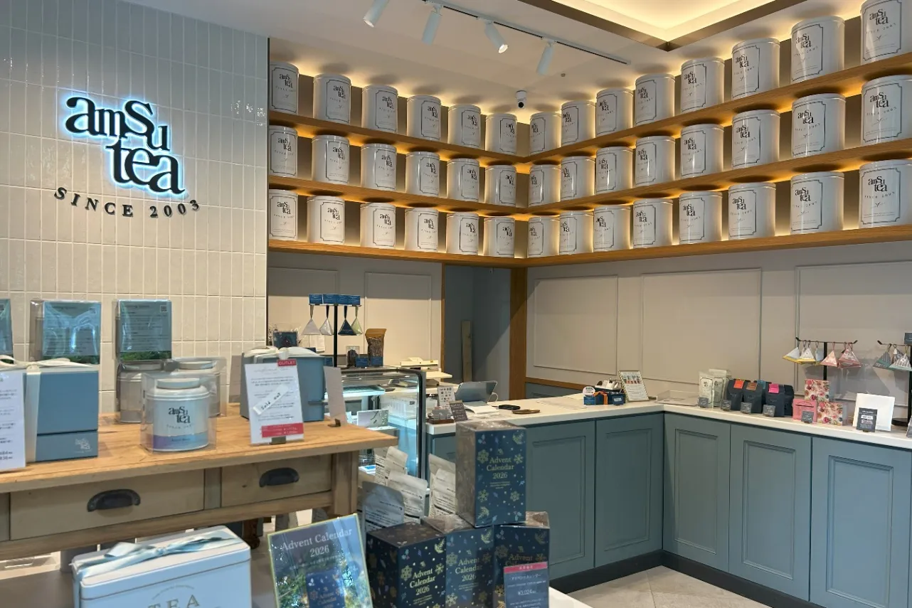 ▲ブルーグレーを基調としたさわやかな店内