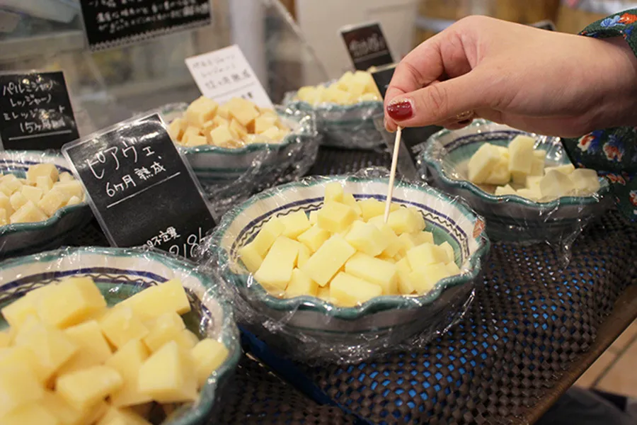 ワインやチーズが試食し放題！？神楽坂にあるイタリアの食材専門店が太っ腹すぎる！