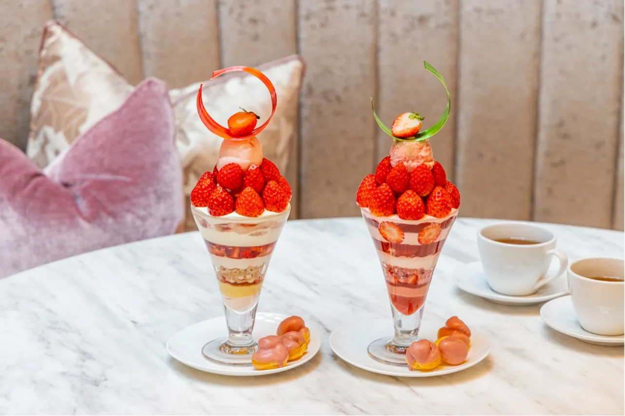 ▲左から「いちごシャンパンパフェ」「いちごローズパフェ」