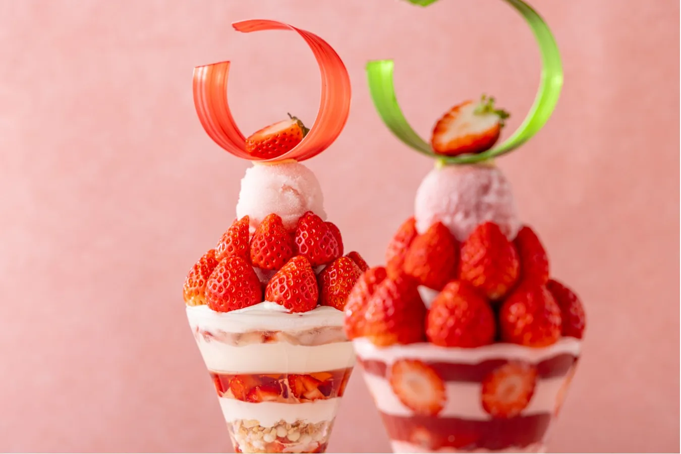 ▲左から「いちごシャンパンパフェ」「いちごローズパフェ」