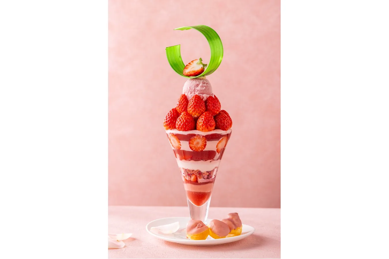 ▲「いちごローズパフェ」
