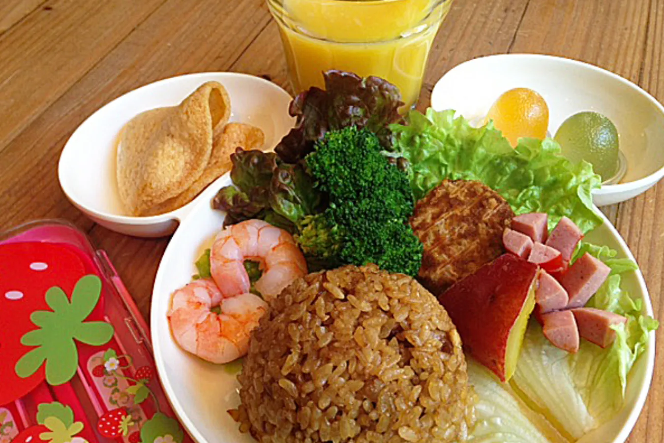 ▲「キッズプレート」（780円）。7品＋ドリンクと、いろんな味が楽しめて子どもも喜びそう！米粉麺を使った「キッズフォーセット」（780円）もありますよ。