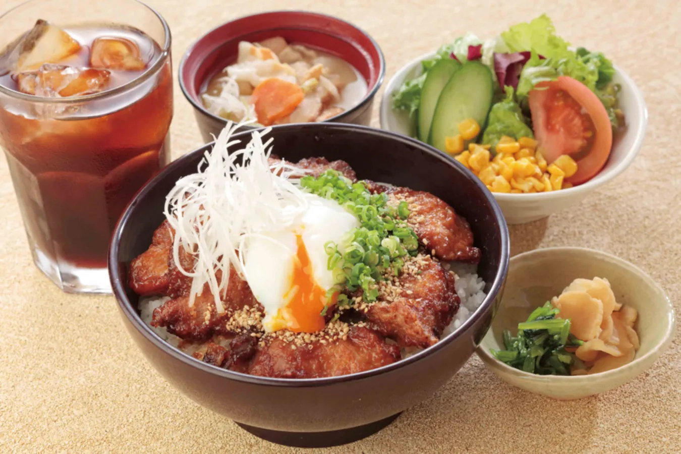 ▲鮪のステーキがぎっしりのった平日限定の「六蔵特製どんぶり」（1,250円）。