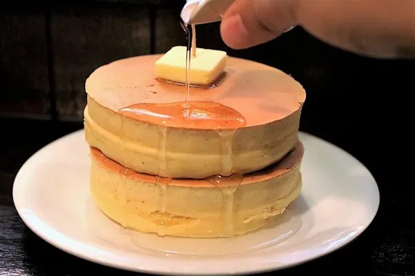 銅版で焼く極厚ホットケーキが話題！錦糸町のレトロ喫茶「ニット」へ