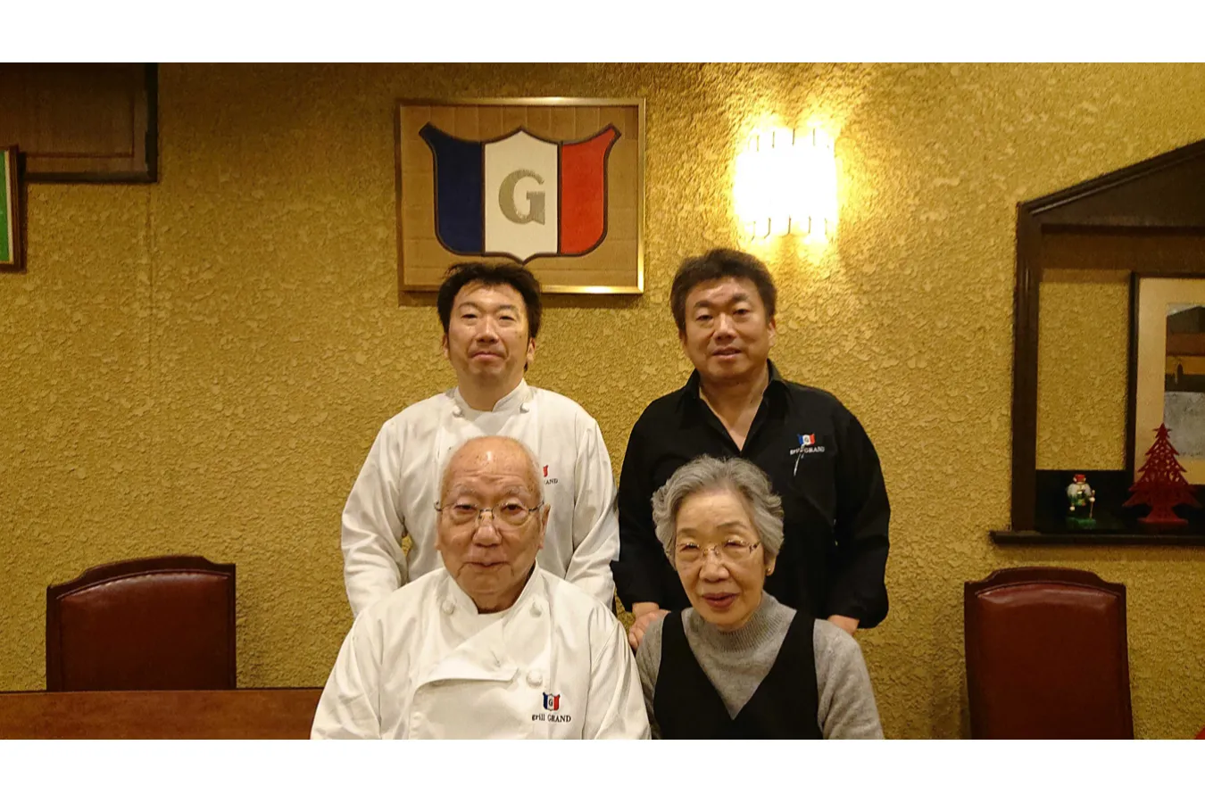 ▲壁に飾られたお店のマークは、フランス国旗をモチーフにしています