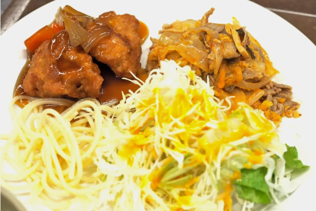 ▲この日のメインディッシュは唐揚げ黒酢ソース（左上）と豚キムチ（右上）