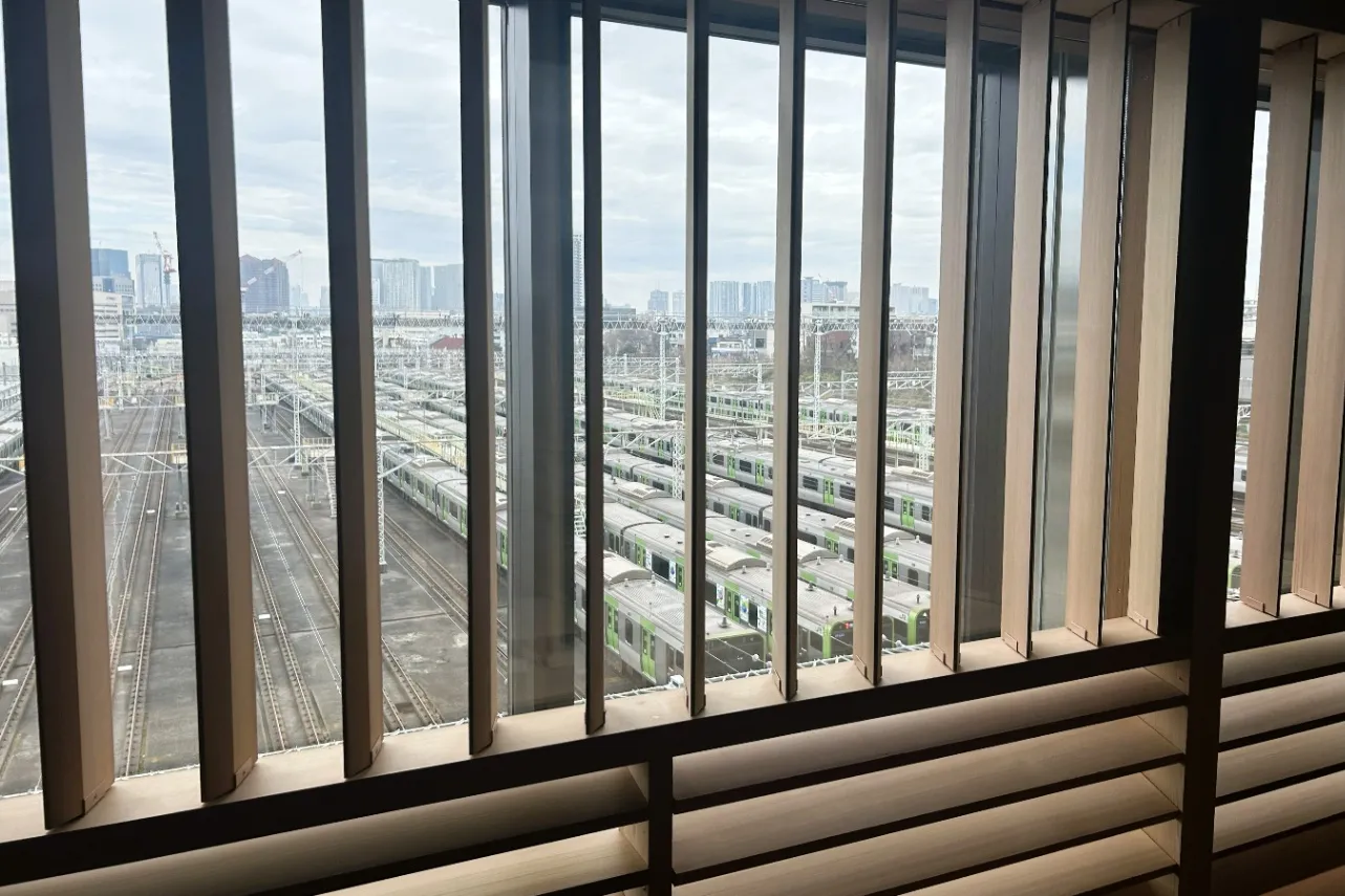 ▲室内からは車両基地が望める！（撮影：レッツエンジョイ東京編集部）