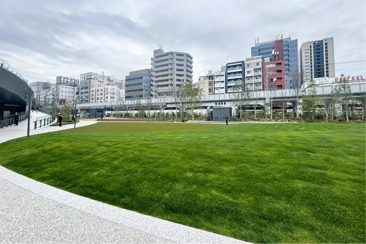 ▲開放感バツグンの「TRACKS PARK」（撮影：レッツエンジョイ東京編集部）