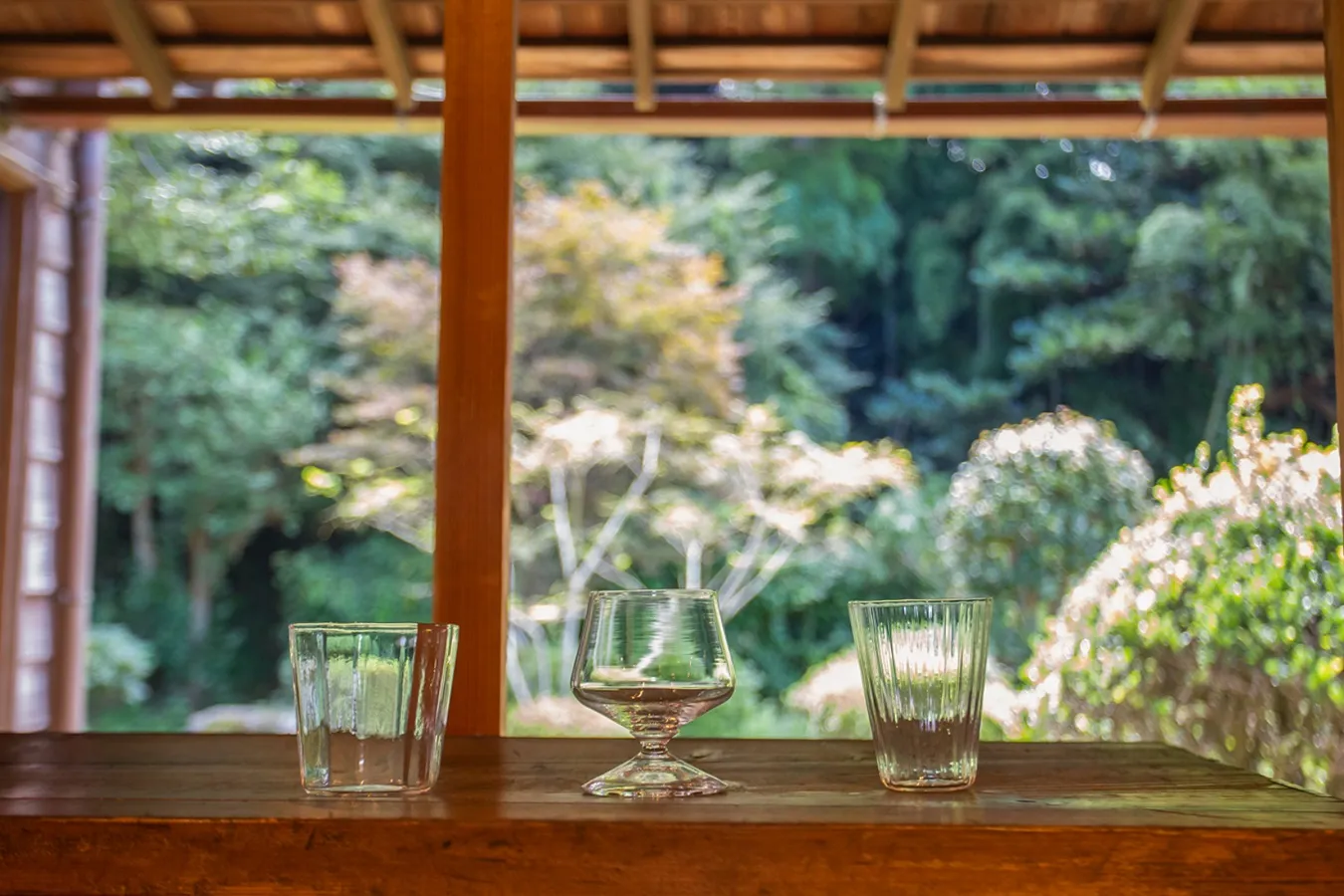 ▲（写真左から）十一角グラス（5,500円 / 谷口嘉）、ブランデーグラス（11,000円 / 蠣﨑マコト）、波グラス（5,500円 / 谷口嘉）