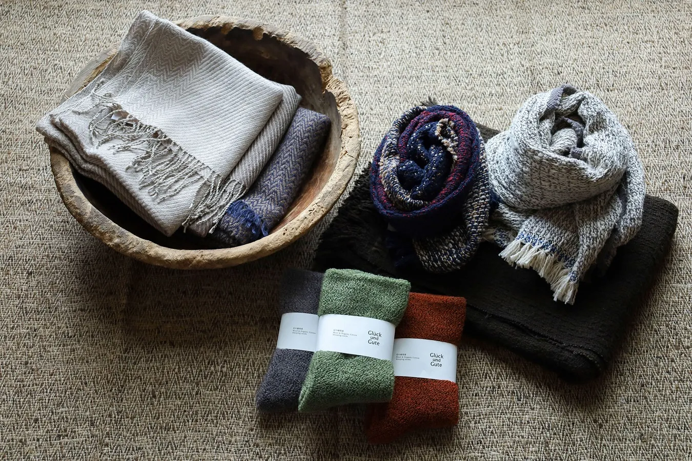 ▲（写真右上から時計回りに）Suno & Morrison「ガラ紡」各種（マフラー9,240円～、ストール16,500円～、ブランケット24,860円～）、Glück und Gute「足の寝間着」（2,970円）、Kameli apartment ラトビア製手織りショール（25,300円～）