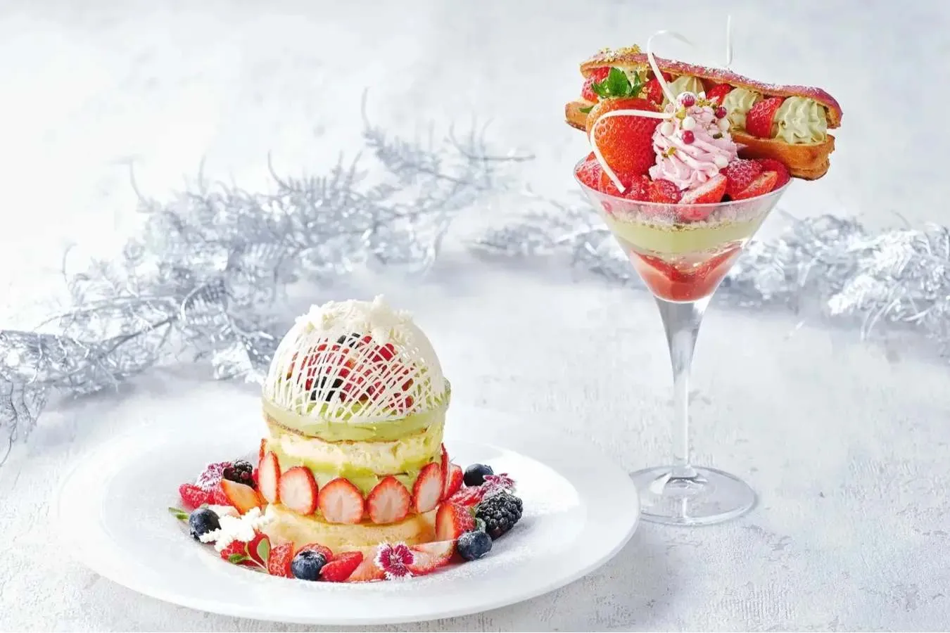 ▲左から「いちごのスノードームパンケーキ」「いちごとピスタチオのクリスマスパフェ」