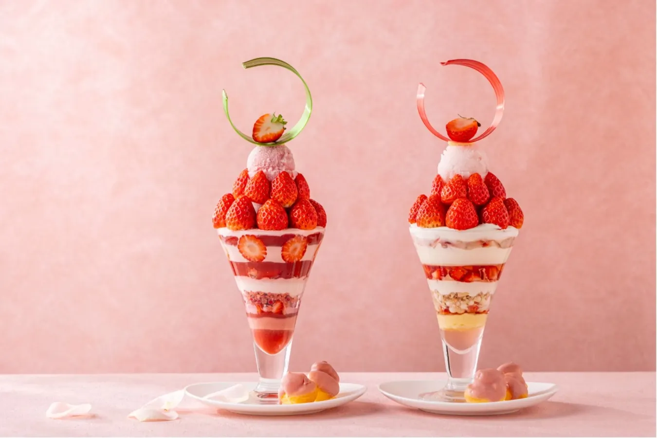 ▲左から「いちごローズパフェ」「いちごシャンパンパフェ」