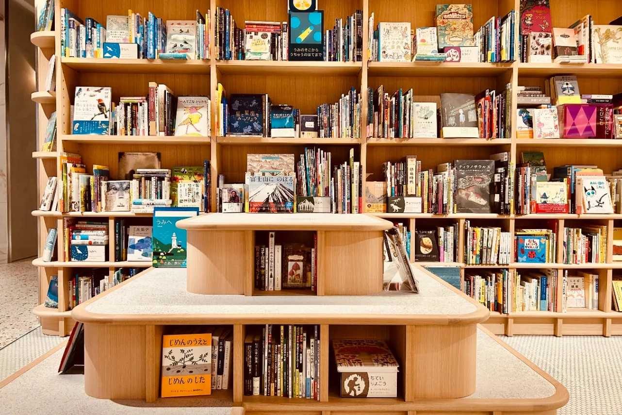 ▲こちらのステップに上って本を探したり、座って本を読んでもOK！（撮影：レッツエンジョイ東京編集部）