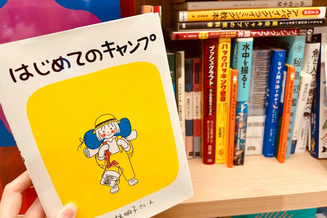 ▲本の後ろはさらに本！（撮影：レッツエンジョイ東京編集部）