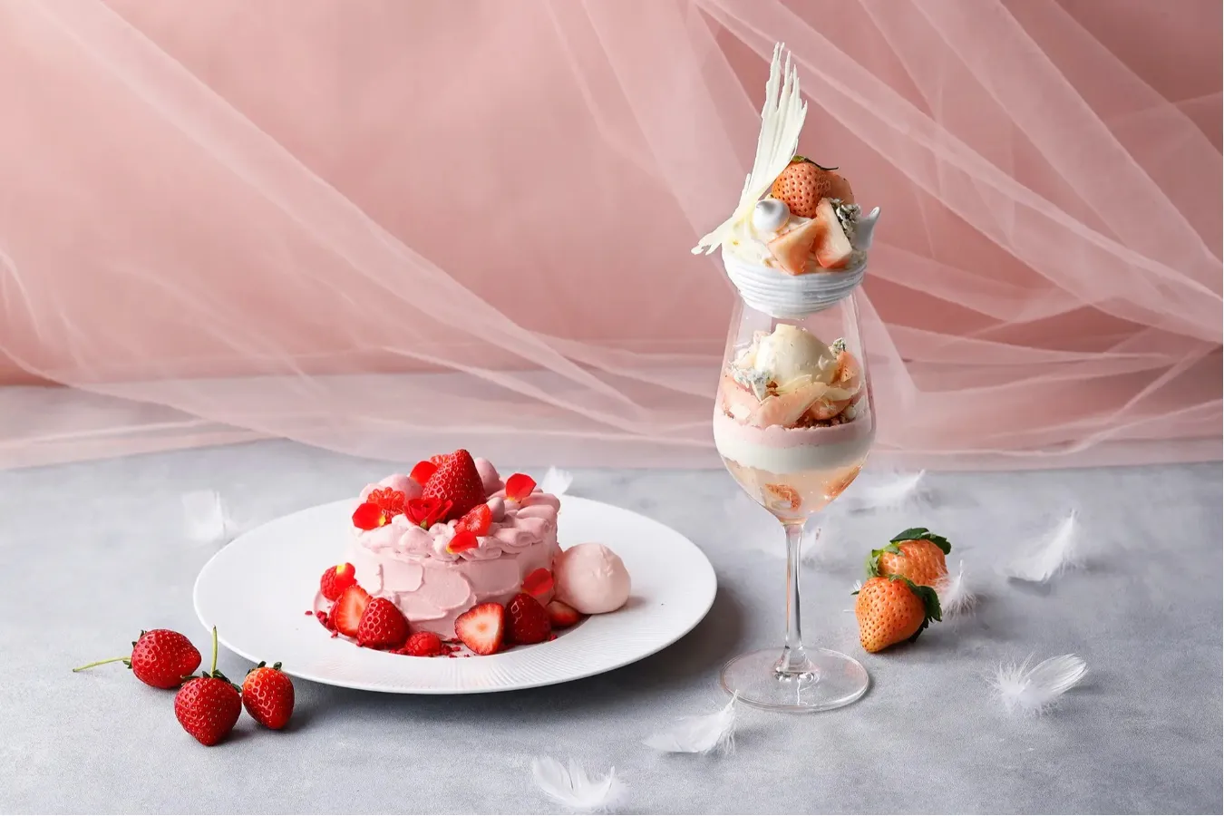 ▲左から「ストロベリーロゼパンケーキ」「白いちごのホワイトパフェ」