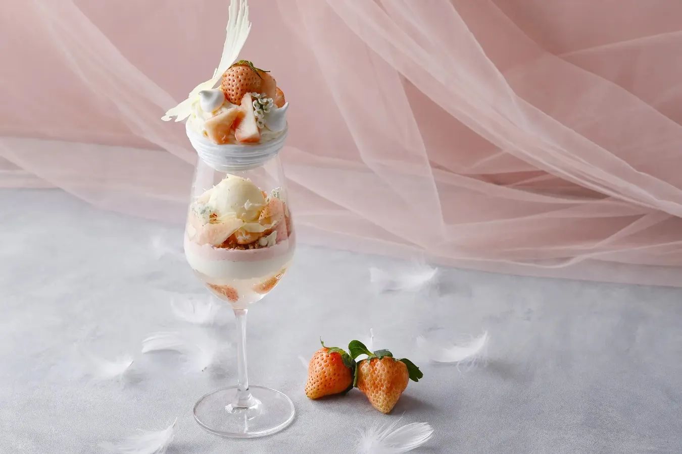 希少な“白いちご”のパフェが登場！「ホテル インターコンチネンタル