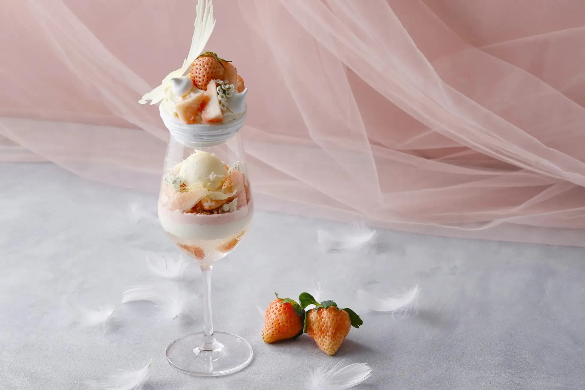 希少な“白いちご”のパフェが登場！「ホテル インターコンチネンタル