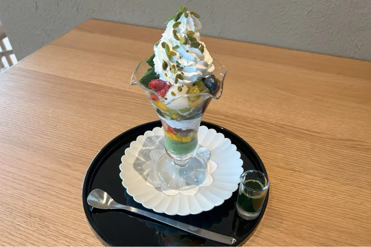 ▲「抹茶わらび餅の茶々水パフェ」（撮影：レッツエンジョイ東京編集部）