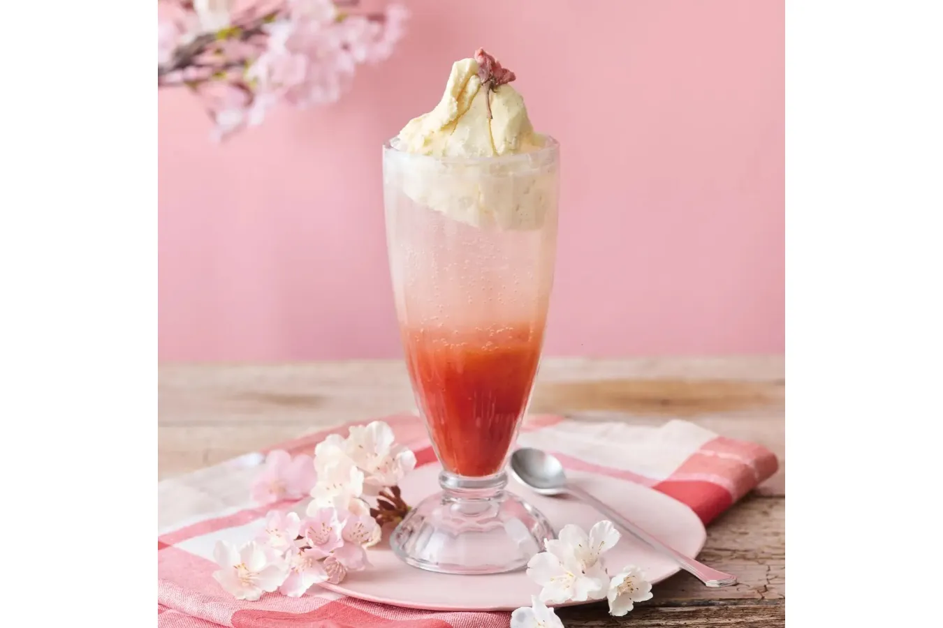 ▲「フランス産アイスのクリームソーダ さくらストロベリー＆ミルクバニラ」