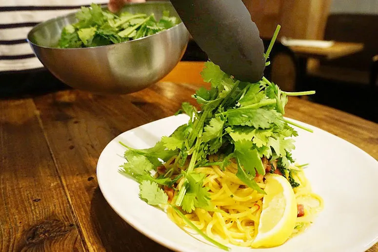 【新宿ランチ】パクチー乗せ放題に高級フルーツ食べ放題も！女子が喜ぶランチ10選