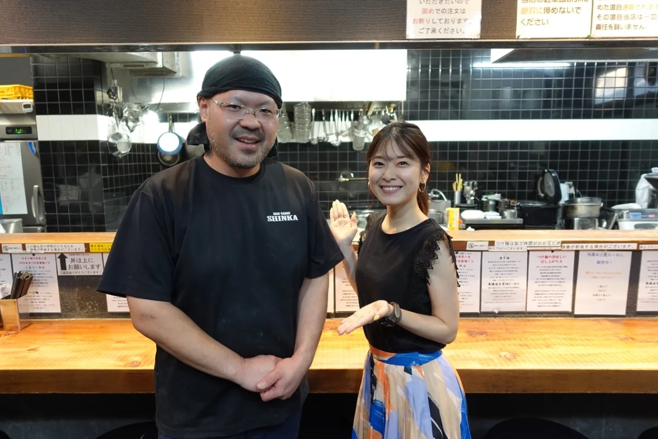 ▲店主の関口さん（左）と筆者（右）