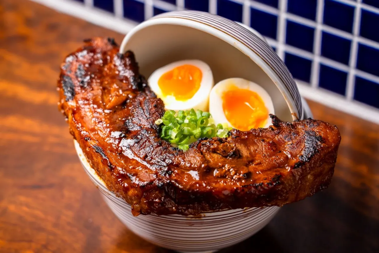 ▲「とろけるスマイル味噌角煮丼」