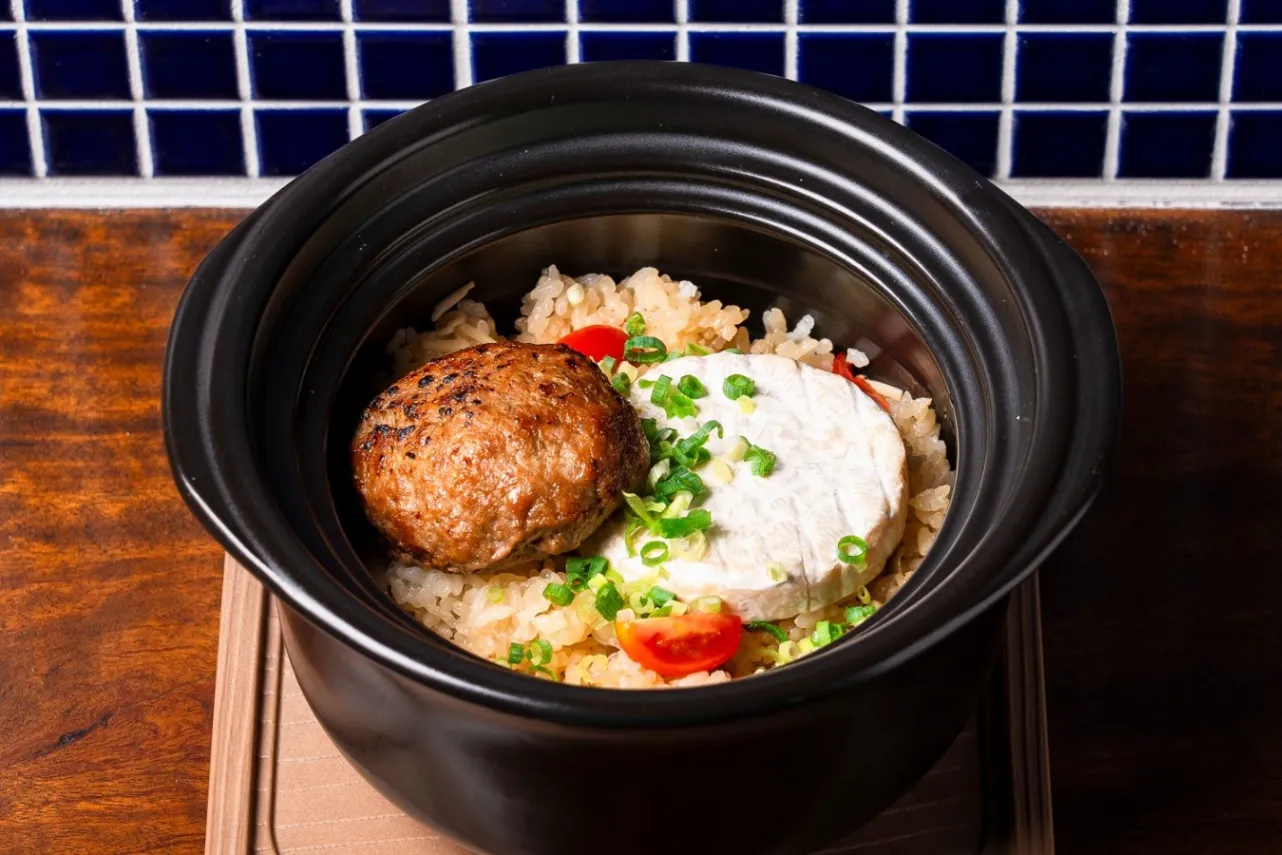 ▲「ネオ土鍋ごはん　カマンベールチーズハンバーグ」