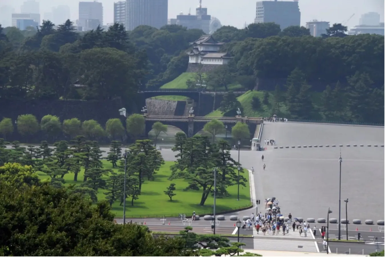 ▲皇居前広場　出典：環境省ホームページ（https://www.env.go.jp/garden/kokyogaien/5_album/1/b01/index.html）