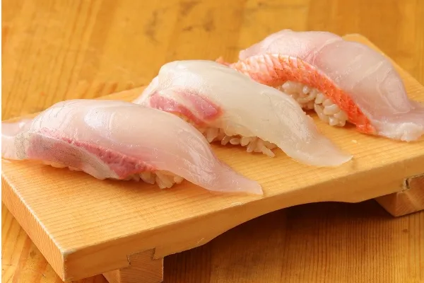 行列店「釣宿酒場 マヅメ」から寿司店が誕生！1貫99円から楽しめる「スシマヅメ」