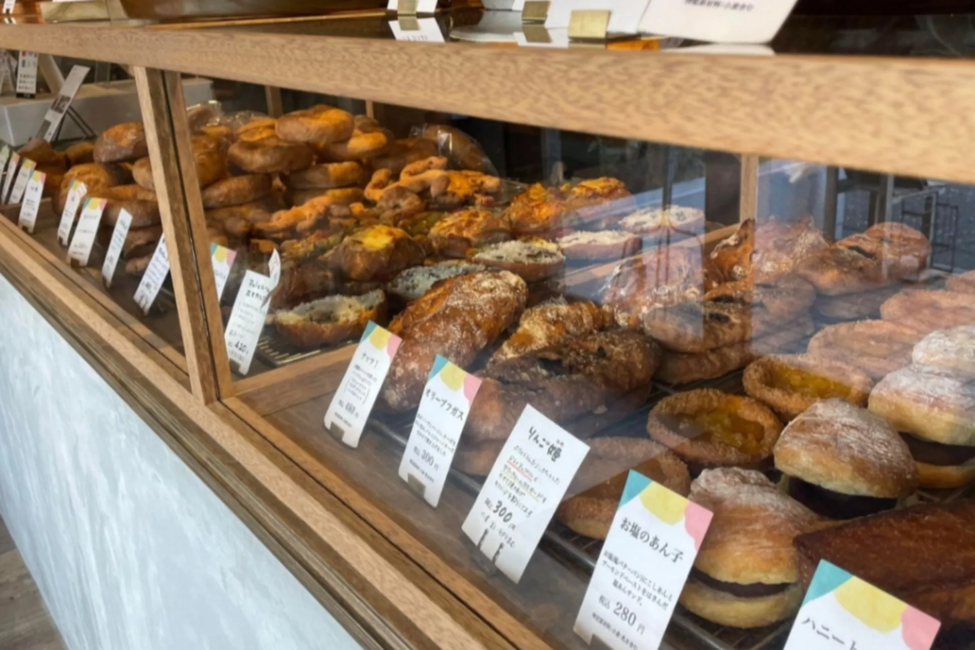 むぎゅっと瑞々しい生地はやみつきになる美味しさ！三鷹の注目パン屋さん「siro」