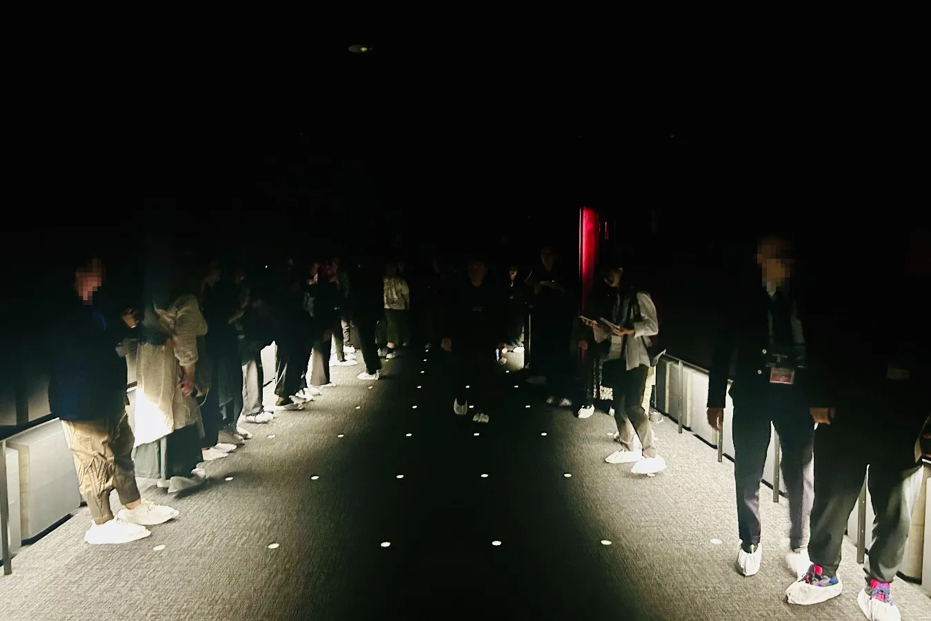 ▲壁や天井に設置されたスピーカーからは立体的な音響が広がる（撮影：レッツエンジョイ東京編集部）