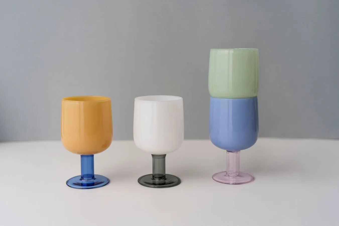 ▲「TWO TONE WINE GLASS」（各3,300円、全4色）