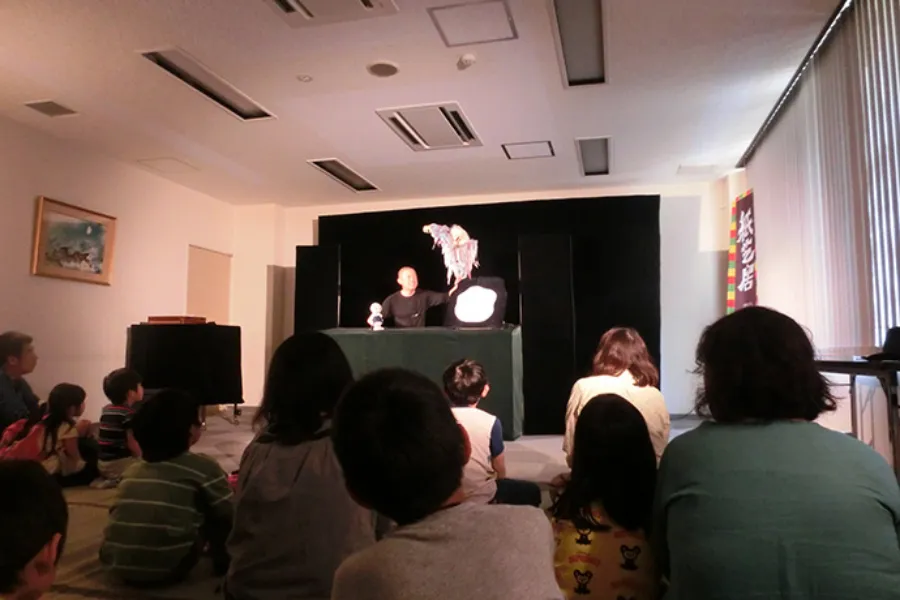 ▲お坊さん人形劇。人形も全て手作りで、お坊さんのクリエイティビティに驚かされます。